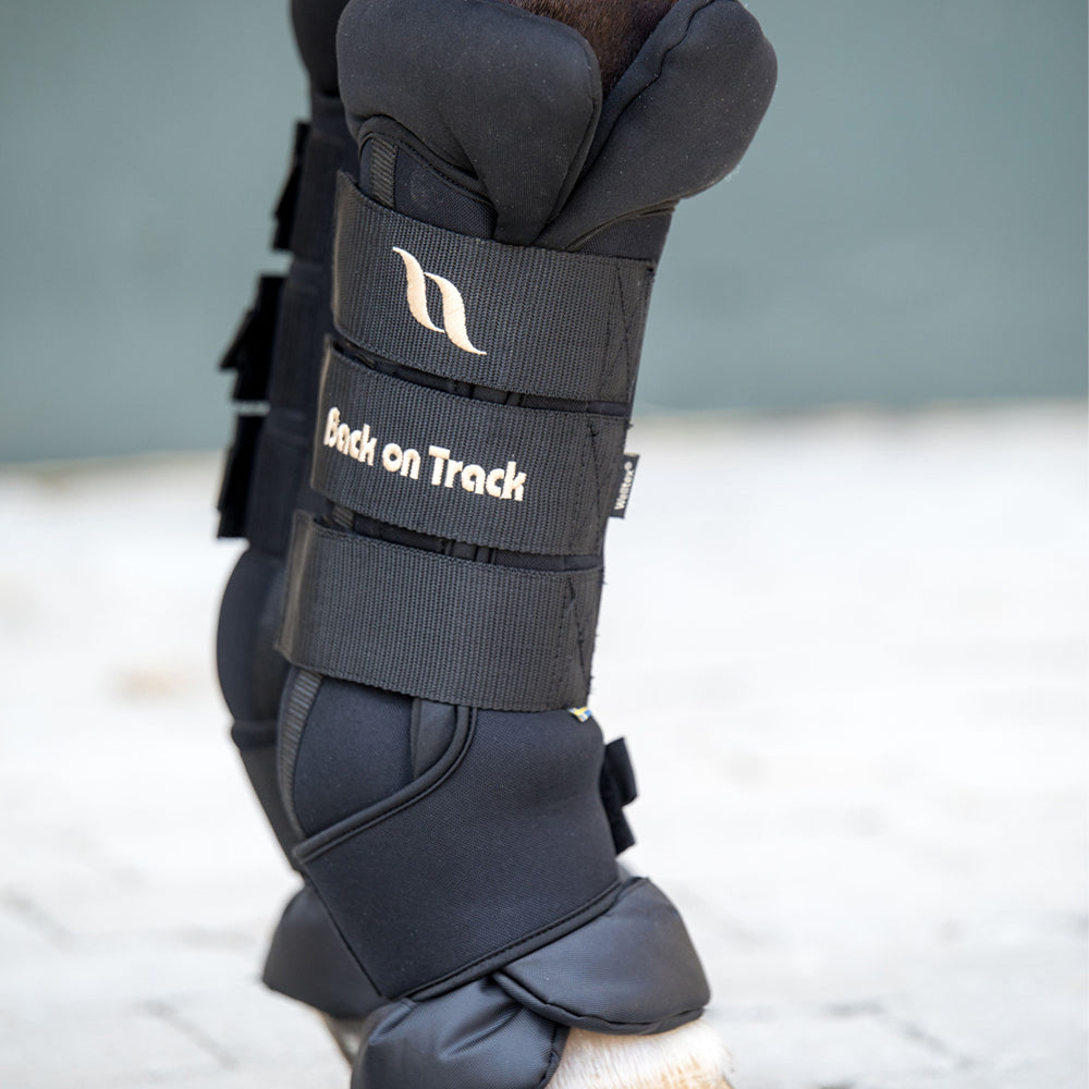 Black Back on Track DELUXE Royal Quick Wraps for horses, featuring easy-to-apply protective wraps and bandages for support and comfort.